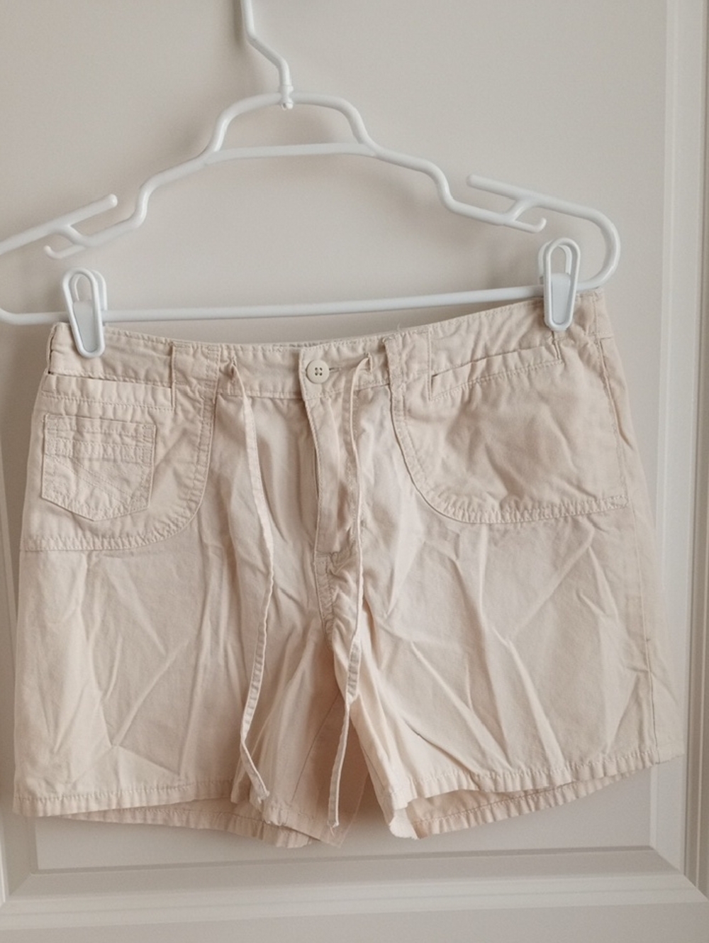 Women’s Cream Pull-Tie Casual Shorts